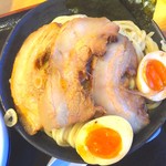 特製つけ麺 具材を麺の上に