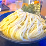 大勝軒〇秀 - 大盛り麺 横から