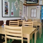 いわみ食堂 - テーブル席。