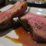 炭火焼酒亭ローリンストーン - 名物／豪州産骨付きラムロース　ズームアップ