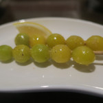 炭火焼酒亭ローリンストーン - 旬ぎんなん串（２本）　ズームアップ