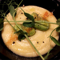 イル プロフーモ - 前菜 豆(ひよこ豆かレンズ豆か…失念)のペースト、空豆に桜海老のパウダー、豆苗