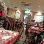 アントン - 赤いギンガムチェックのクロスとレンガの壁面が昭和の洋食店ってカンジです。