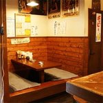 Motsuyaki Abusan - 掘りごたつ風なテーブル席で乾杯！！