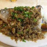 泉章居 - 蒸し草魚と塩漬け菜添え