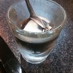 烈志笑魚油 麺香房 三く - 夜のサービス品・店名にちなんで毎時３９分(三く)に食事中の人だけにサービスされる。今回はｺｰﾋｰｾﾞﾘｰ (2016年12月)