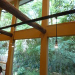 カウンター席の前は大きな窓