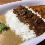 KOSUGI CURRY - 名物！欲張り３種カレー♪色んな味が楽しめる♪