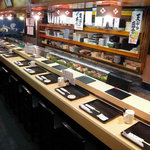 虎寿司 - 職人さんの握っている姿が良く見えるカウンター席です。