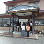 手打ちうどん　はるや - 和風の飾り気ない地味な外装。