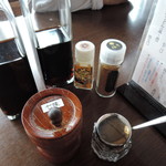 手打ちうどん　はるや - 卓上には七味、通常の一味、極辛ハバネロ一味、雅辛黄金一味、醤油が設置。