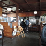 手打ちうどん　はるや - カウンター、テーブル席の構成