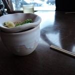 手打ちうどん　はるや - イリコは素朴で、カツオは華やか！ どこか甘味まで感じる、深みと奥行き。 海の旨みが凝縮された、軸の強いめんつゆ。