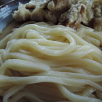 麺は太麺ストレート麺線、 　高加水率で、光りの透ける美白肌。