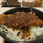 Matsunoya - 味噌ロースカツ丼は、味噌ソースが掛かったとんかつの下にキャベツとご飯がたっぷり。