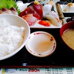 Shouwa Shokudou - 刺身定食(上)  １０００円(税込)  ご飯は３杯までおかわり可。美味しい蜆のお味噌汁、きゅうちゃんみたいなお漬物、小さな冷奴付き。