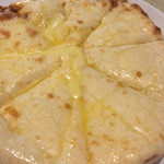 DHAULAGIRI - チーズナンのアップ。切れ目から溢れるチーズの見た目良いです。