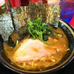 家系ラーメン とらきち家 - ラーメン並 硬め濃いめ。￥650