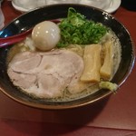 らーめん 豚鬼 - 味玉豚骨900円