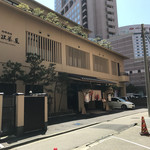 小松 弥助 - 金沢茶屋外観、この奥の別館に店が！