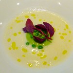 新玉ねぎのスープとグリンピースのババロア