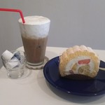 ふんわりさん - マンゴーバナナ苺タルト380円とアイスラテ300円