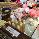 桃花亭 - 奥にあるのが、おっきないちご大福♪