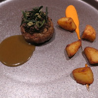 Takumi - 肉料理：仔羊のハンバーグ 黒ニンニクのピュレ ローズマリーとケッパー 仔羊から取った出汁のソース ローズマリーで燻製したジャガイモ パプリカとヨーグルトのソース3