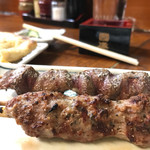 だるま - 肉類焼き；手前 つくね焼 200円、奥 レバー 135円