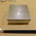 トゥ・ラ・ジョア - プラチナ箔のメニュー入れ