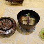 トゥ・ラ・ジョア - ウバザメとエゾアワビに名古屋コーチンのコンソメ