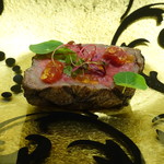 トゥ・ラ・ジョア - 鹿児島黒毛和牛は、表面を炙った後１ｍの遠火の炭火で火入れするとか・・・