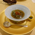 トゥ・ラ・ジョア - ほうれん草を練り込んだ翡翠麺には丸ごと焼いたカラスミと紫蘇胡麻オイル、