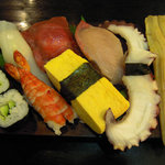 虎寿司 - 下駄から溢れんばかりの大握り盛り合わせです。