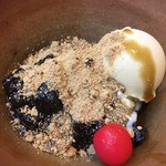 喜与女茶寮 - 黒わらび・バニラアイスクリーム付き(アップ)　もちもちの食感とわらび餅の爽やかさ、黒糖・アイスクリーム・きなこのコクが絶妙に調和している◎　2017/04/15