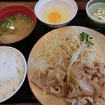 街かど屋 - 豚生姜焼き定食＋生玉子。650円＋60円