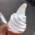 まきばのジャージー - お代わりにワッフルコーン
      ストロベリーケーキの上がソフトクリーム