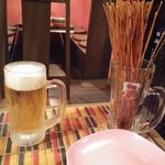 nangokusakabaharoharoshokudou - お通しのパスタを素揚げしたモノと生ビール。
