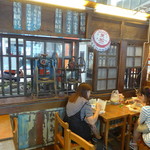 台灣鐵路故事館 - 小学校の机？懐かしい空間で弁当を食べて行けます。