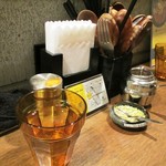 SPICY CURRY 魯珈 - カウンター席の卓上ラインナップ