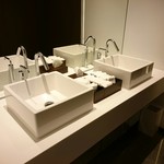 オールデイダイニング オアシスガーデン - 男子トイレ。手を拭くのにハンドタオルがある(・o・)