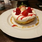 星乃珈琲店 - 苺とふんわりクリームのスフレパンケーキシングル８８０円