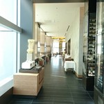 オールデイダイニング オアシスガーデン - 食べ物が置いてある通路。右側にパンコーナー。