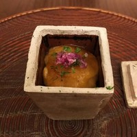 日本料理 晴山 - (2017年5月　訪問)紫雲丹・あさり・長芋・翡翠茄子の前菜。穂紫蘇と、ほんの僅かに仕込まれた柚子の香りがとても爽やかで美味しいです。