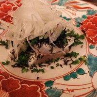 日本料理 晴山 - (2017年5月　訪問)鯛の造り。供される長ねぎと大根おろしを加えた醤油を上から好みでかけて頂きます。