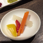 『肉山』神戸 - お口なおしのピクルス