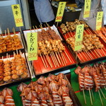 山六水産 - 各仲買さんのお店では串焼き魚介が楽しめます