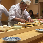 小松 弥助 - 3枚におろした烏賊を短冊に