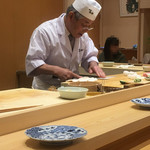 小松 弥助 - 赤烏賊を3枚におろす森田氏