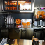 ラ コリーナ近江八幡 - オレンジがたくさん！右の機械がオレンジを半分に切りジュースを絞るもの